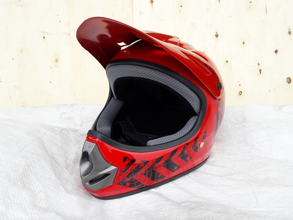 Junior helma - červená s černou grafikou