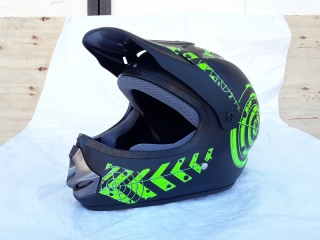 Junior helma - černá se zelenou grafikou