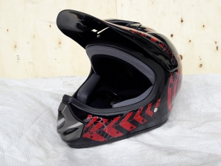 Junior helma - černá s červenou grafikou